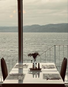 拉拜萨格奈河滨宾馆的船上的一张桌子,享有海景
