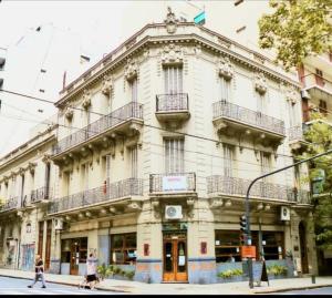 布宜诺斯艾利斯Hotel europeo的街道拐角处的白色大建筑