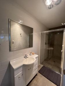 LyonsStudio at the Back of Mount Taylor的白色的浴室设有水槽和淋浴。