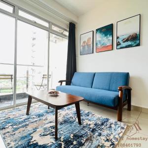 KULAI IOI MALL D'Putra Suites Near JPO Senai Airport的客厅配有蓝色的沙发和茶几