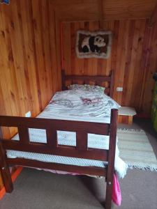 安库德Esencia Chilota的木床,带木墙的房间
