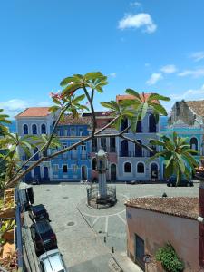 萨尔瓦多Casa Almeida的享有前面棕榈树建筑的景致。