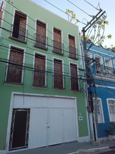萨尔瓦多Casa Almeida的绿色和白色的建筑,设有车库