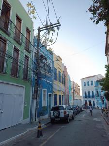 萨尔瓦多Casa Almeida的一条街道,汽车停在大楼的一侧