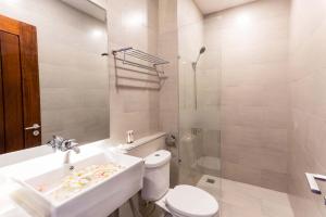 金边Joli Hotel的白色的浴室设有水槽和卫生间。