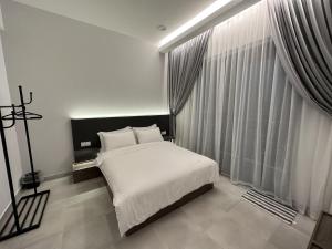 Sandakan SeaView-Suite Top Floor客房内的一张或多张床位