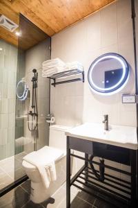 台东旅人驿站日暮微旅的浴室配有卫生间、盥洗盆和淋浴。