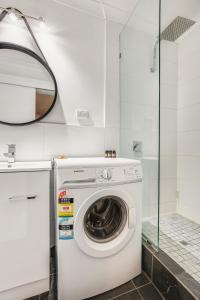 荷斯安山FOUNTAINS 3, Mount Hotham的浴室内提供白色洗衣机和烘干机