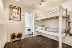 荷斯安山FOUNTAINS 3, Mount Hotham的一间卧室配有两张双层床和洗衣机