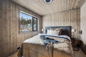 霍夫登Brand new cabin at Hovden cross-country skiing的一间卧室设有一张床和一个窗口