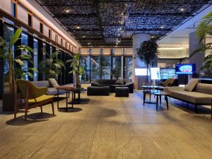 首尔首尔明洞相铁喜普乐吉酒店的大厅,在大楼里设有沙发和桌子