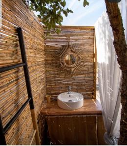 AbelaSublim' Ecolodge的砖墙上带水槽的浴室