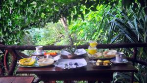 丹不拉Aloe Vera Guest House的一张桌子,上面放着食物和饮料