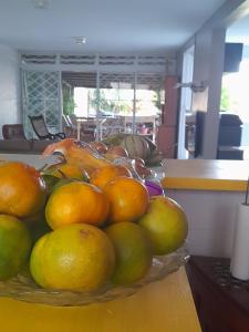 法兰西堡BaySide的桌子上放着一碗橘子和梨