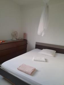 法兰西堡BaySide的卧室配有白色的床和2条毛巾