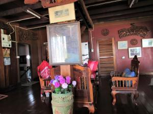 Ban Tha KhoiThe Sunrise Beach Cafe and Guesthouse的客厅配有花瓶和椅子