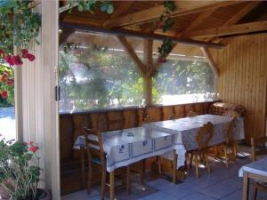 巴拉顿菲赖德Judit haus的一间带桌椅的用餐室和窗户。