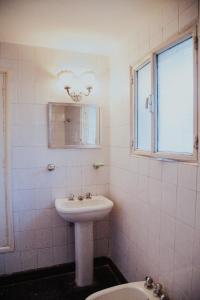 科尔多瓦Casa Compartida Barranca Yaco - Habit privadas的白色的浴室设有水槽和窗户。