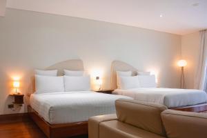 莫尔兹比港航空酒店的酒店客房,设有两张床和一张沙发