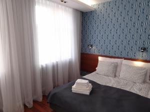 格但斯克Apartamenty na Starówce Grobla的一间卧室配有一张蓝色和白色墙壁的床