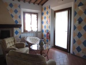 卡斯泰尔菲奥伦蒂诺Locanda le Boscarecce的带沙发、桌子和窗户的客厅