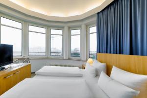 柏林柏林米特钟楼酒店的酒店客房带两张床和窗户