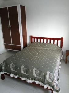 Rodrigues IslandÔ Bercail du Sud chez Jeannette的一间卧室配有一张床和一个梳妆台