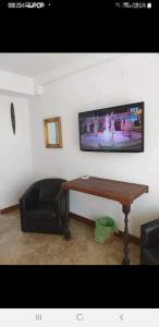 科斯蒂内什蒂Casa Royal Haveli的客厅配有桌子和平面电视。