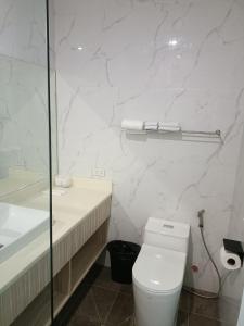 马尼拉Rosh Hotel的白色的浴室设有卫生间和水槽。