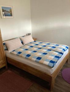 兰河畔马尔堡Ferienwohnungen Koch的一张带蓝色和白色床垫的床