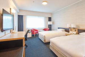 成田日航国际酒店的酒店客房配有两张床和一张书桌