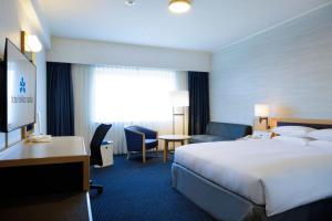 成田日航国际酒店的配有一张床和一张书桌的酒店客房