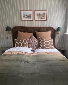 凡岛Fanø Krogaard的卧室内的一张带枕头的床