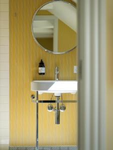 凡岛Fanø Krogaard的一间带水槽和镜子的浴室