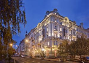 布拉格布拉格河畔马梅森酒店的夜行的街道上一座白色的大建筑