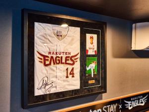 仙台Rakuten STAY x EAGLES 102 with terrace的挂在墙上的棒球球球手的照片