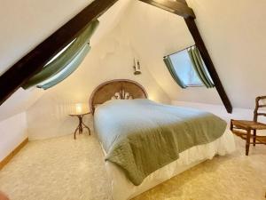 克罗宗Saint Norgard - hameau breton的卧室配有床、椅子和窗户。