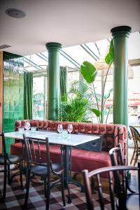 巴黎Maison Eugenie的绿柱子餐厅里的桌椅