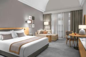赫尔格达艾高娜施泰根博阁高尔夫度假酒店的一间带大床的卧室和一间客厅