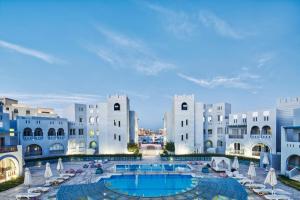 赫尔格达Fanadir Hotel El Gouna的享有带游泳池的建筑庭院的景色