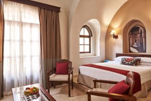 赫尔格达苏丹贝度假酒店的配有一张床和一把椅子的酒店客房