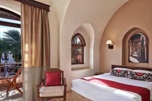 赫尔格达苏丹贝度假酒店的一间卧室设有一张床和一个阳台