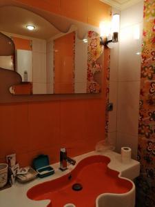 内塞伯尔Dari Guest Rooms Стаи за гости Дари的一间带红色水槽和镜子的浴室