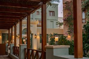 赫尔格达阿里帕夏酒店的从酒店门廊上可欣赏到建筑的景色