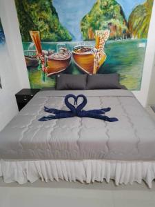皮皮岛Reggaeinn的一间卧室配有一张壁画床