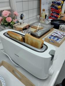 光州Athene Motel的柜台上的烤面包机,有两片面包