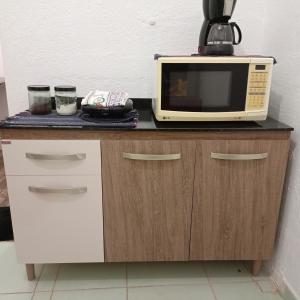 马卡帕Aeroporto House 4的台面上的一个微波炉烤箱
