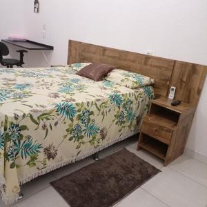 马卡帕Aeroporto House 4的一间卧室配有一张床,旁边设有一个床头柜