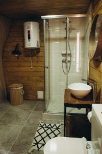 RichkaMandra Hills的带淋浴和盥洗盆的浴室