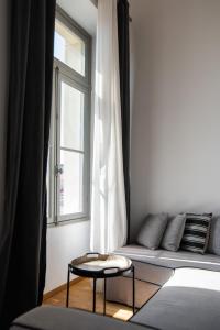 雅典埃姆帕里康雅典酒店的带沙发和窗户的客厅